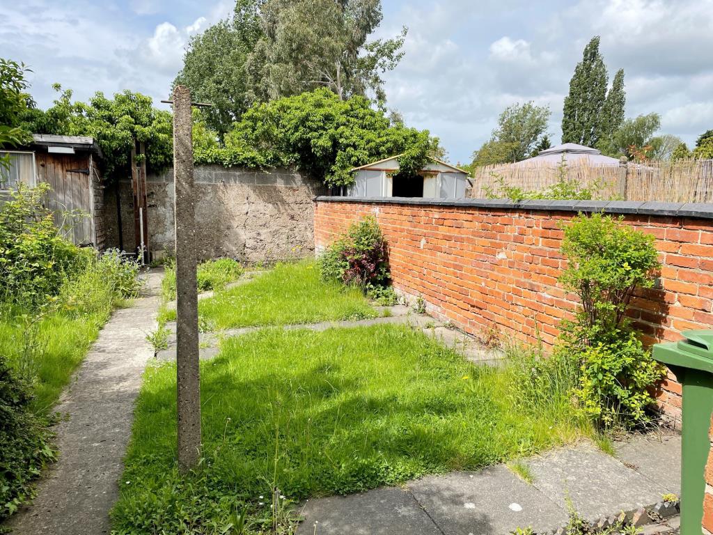 Lot: 34 - VACANT TERRACE HOUSE FOR IMPROVEMENT -